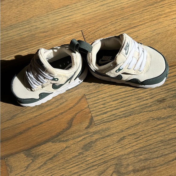 Nike Kids' White and Dark Green Sneakers - Picture 4 of 7